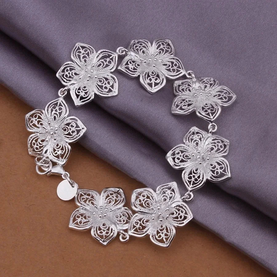 Armband mit großen silbernen Blumenmuster