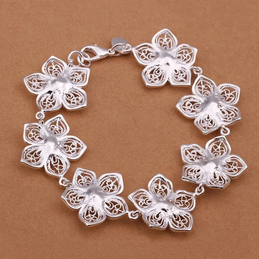 Armband mit großen silbernen Blumenmuster