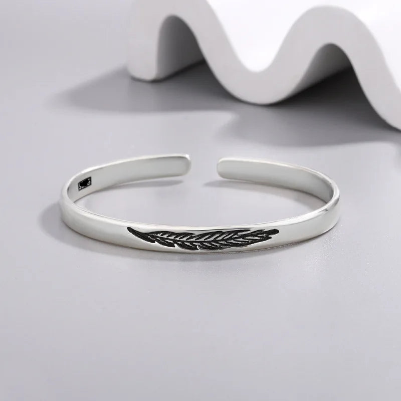 Bracelet jonc ouvert plume argentée