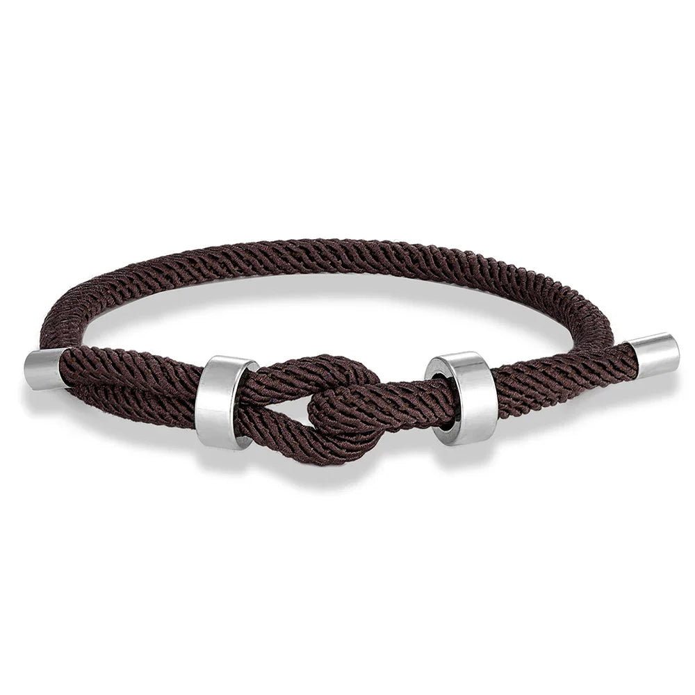 Moderne armbånd i flettet snor med brun knude