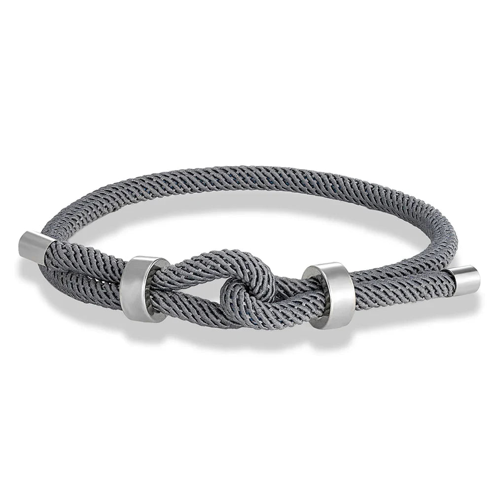 Moderne armbånd i flettet snor med grå knude