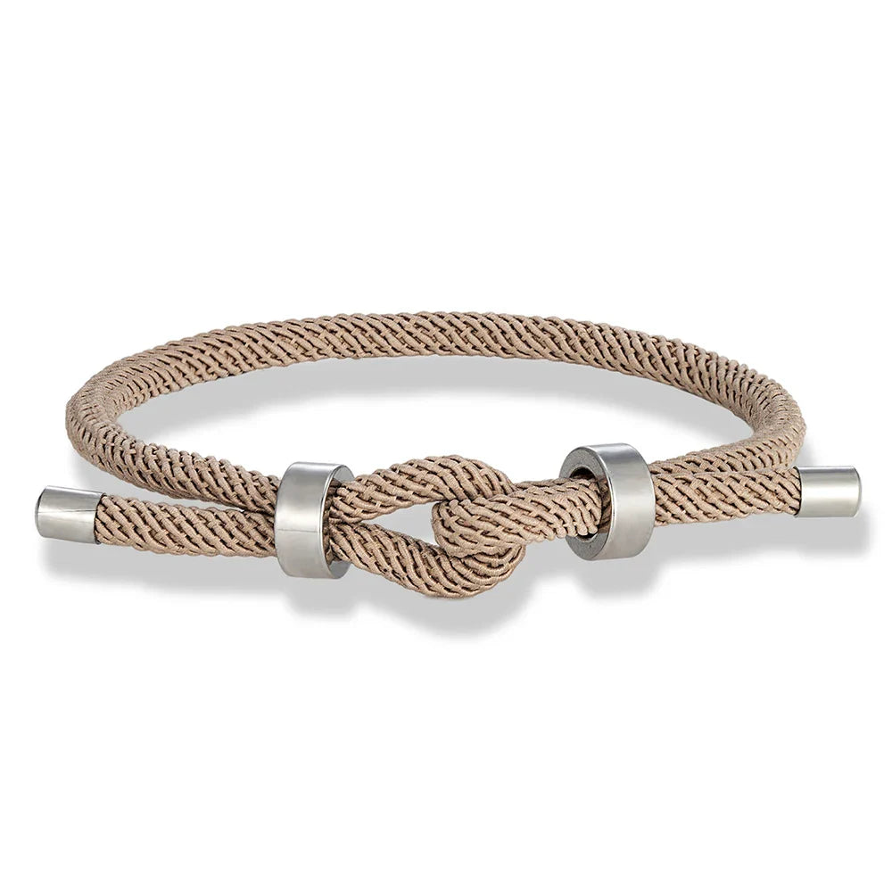 Moderne armbånd i flettet snor med beige knude