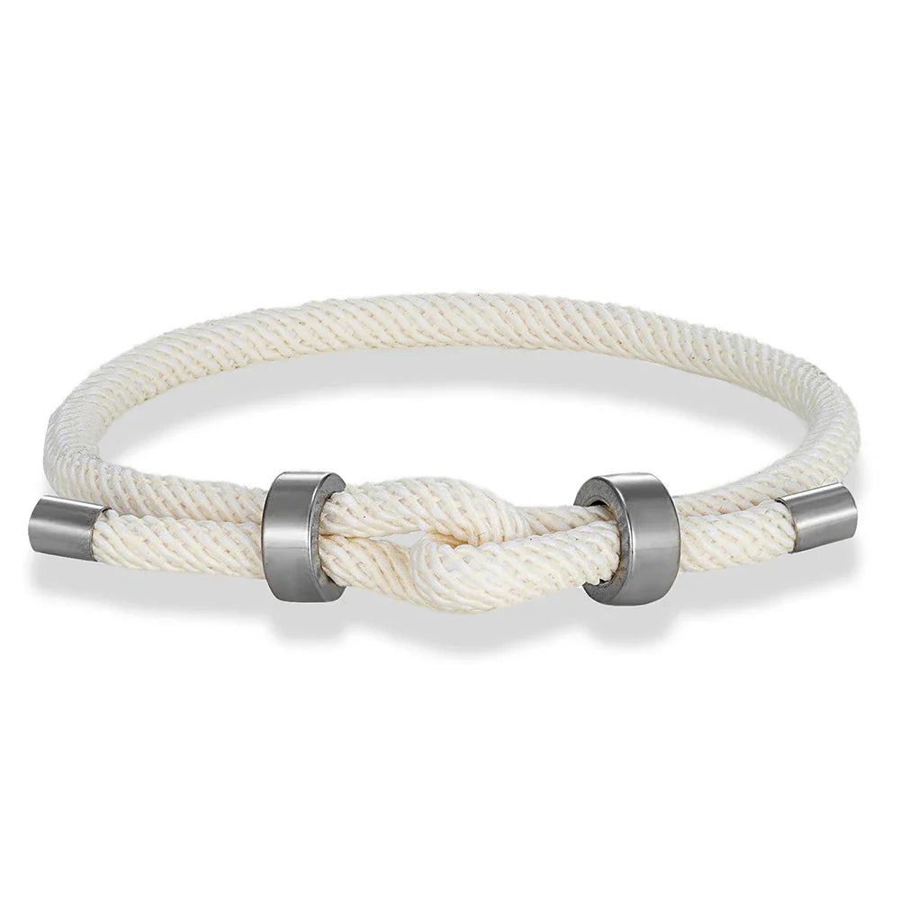 Moderne armbånd i flettet snor med hvid knude