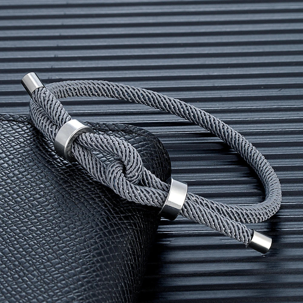 Moderne armbånd i flettet snor med grå knude 