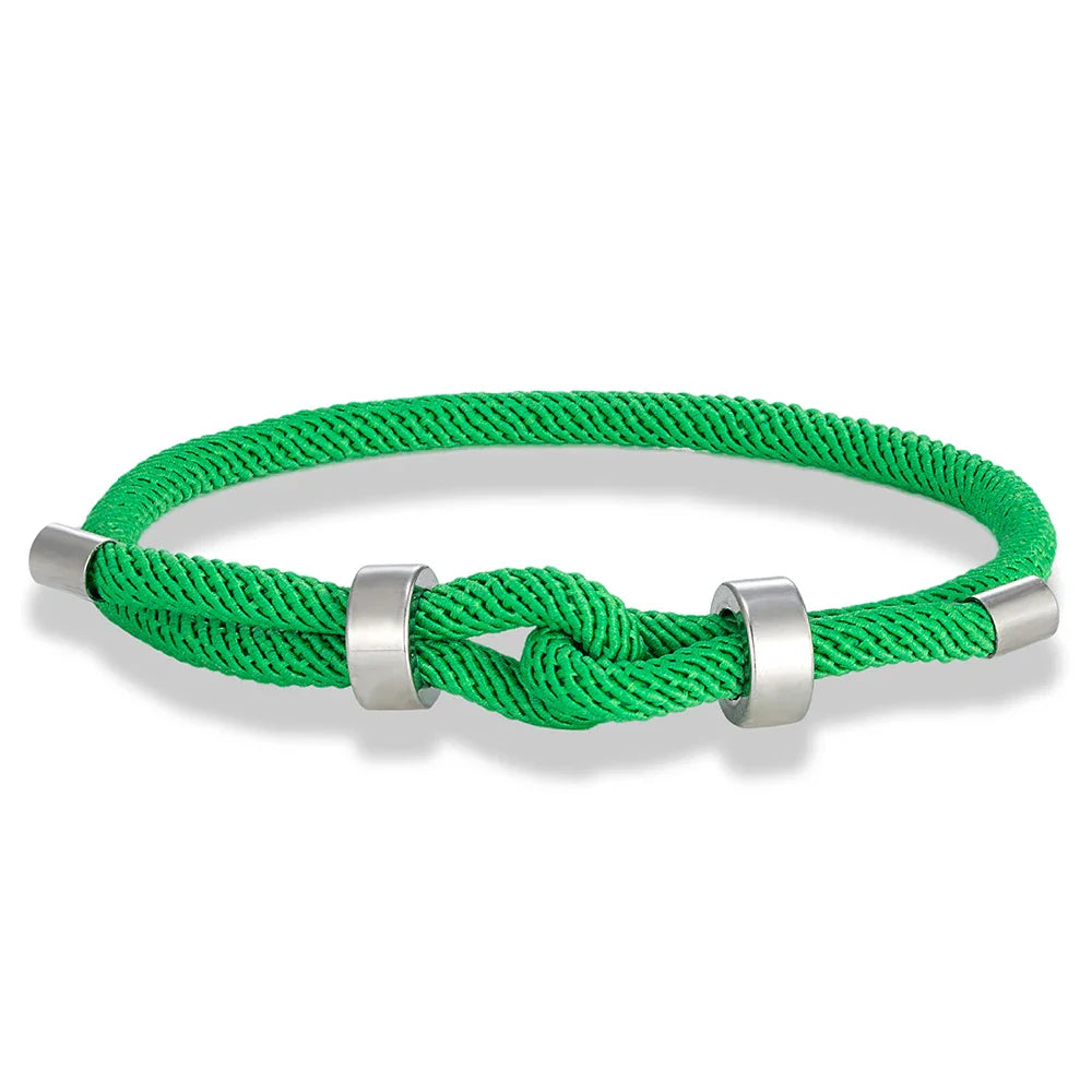 Moderne armbånd i flettet snor med lysegrøn knude