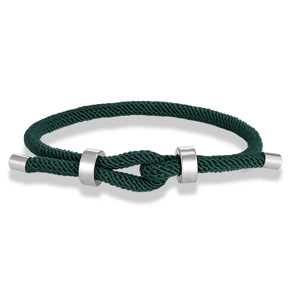 Moderne armbånd i flettet snor med mørkegrøn knude