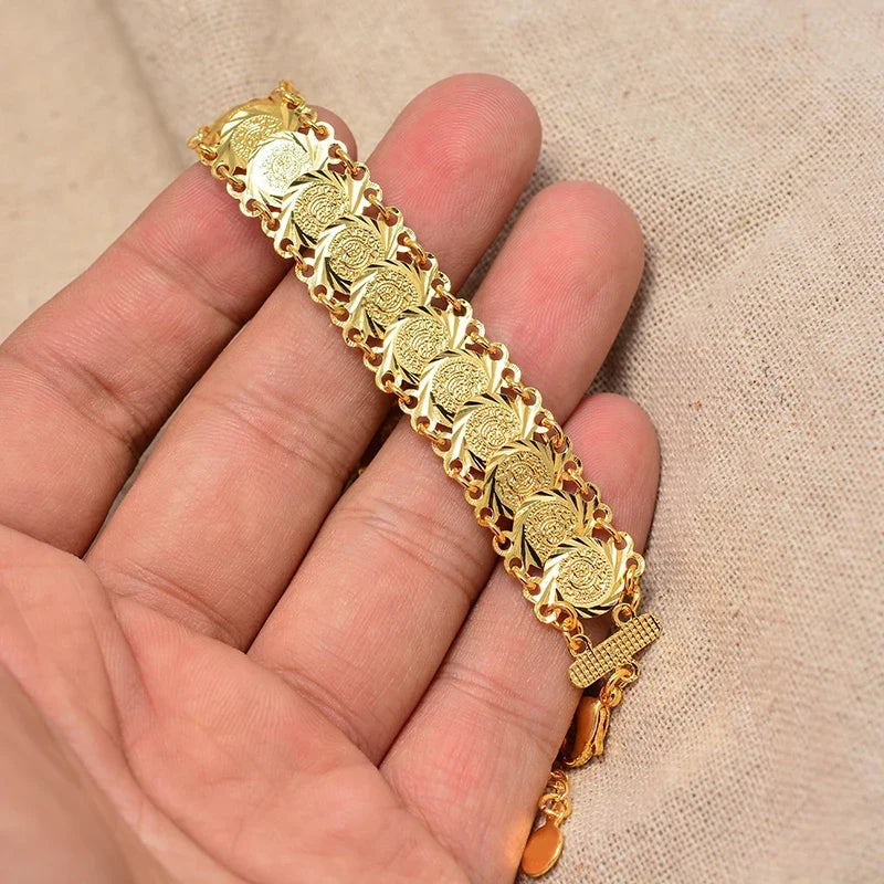 Arany egyszerű <span data-glossary-id="bracelet">karkötő</span> arab muszlim nőknek