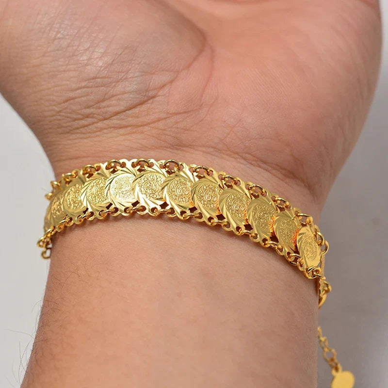 Arany egyszerű <span data-glossary-id="bracelet">karkötő</span> arab muszlim nőknek