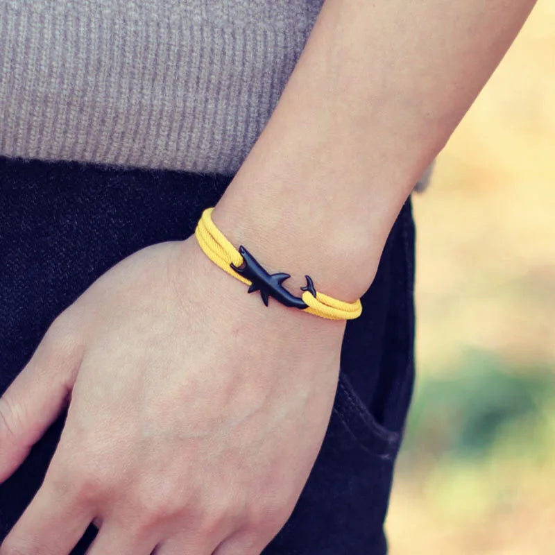 Schwarzes Hai-Armband gelb