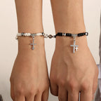 Schwarz-weiße Partnerarmbänder mit Kreuz-Gourmette