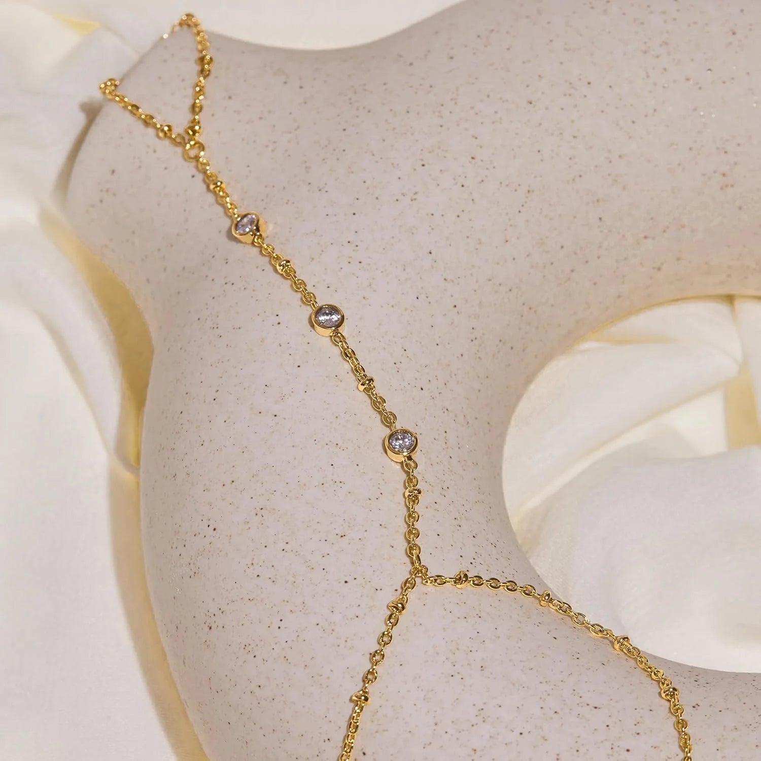 Chaîne pour main et doigt avec zircons - bracelet de main pour femme or