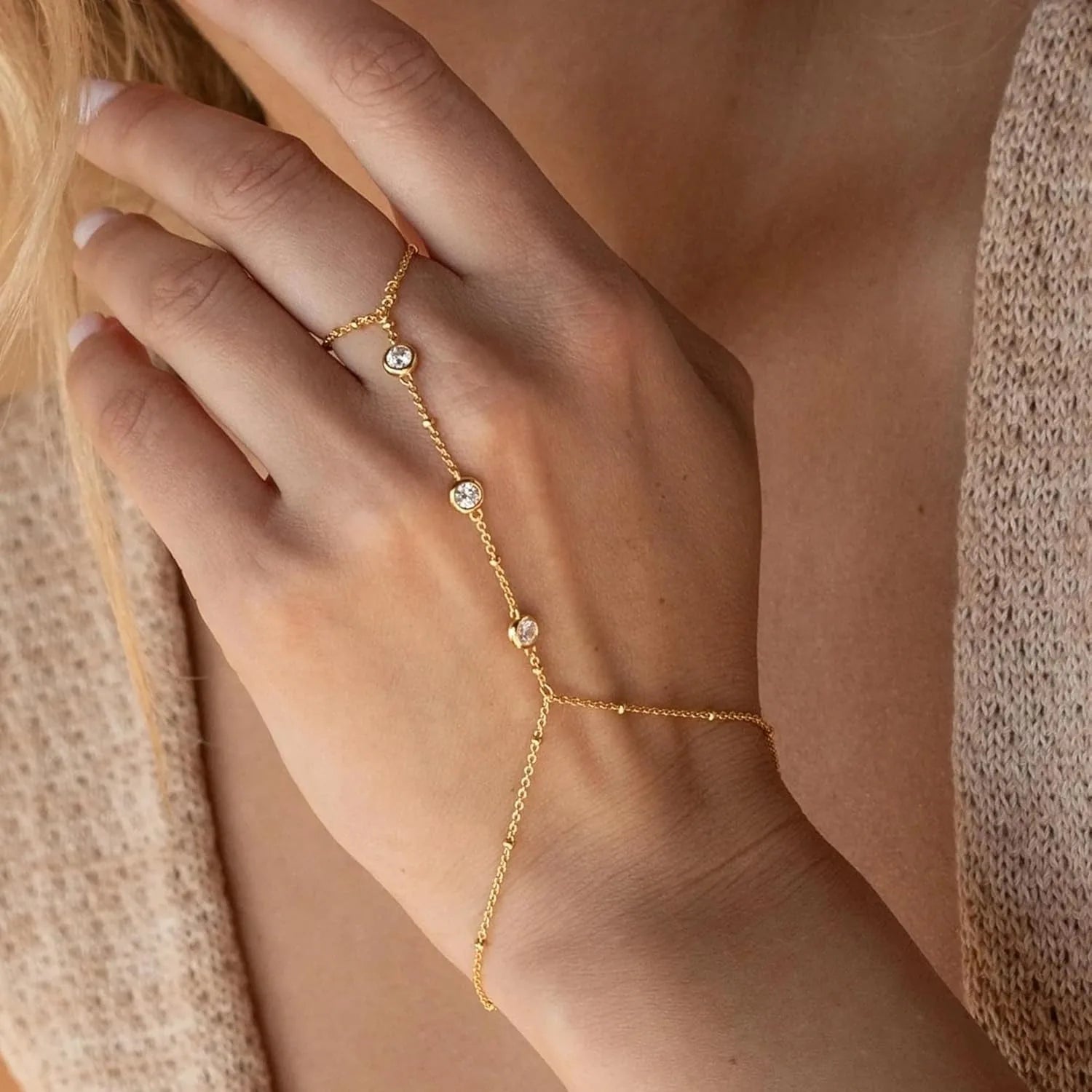 Chaîne pour main et doigt avec zircons - bracelet de main pour femme or