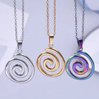 Collier avec grand pendentif spirale ajourée or