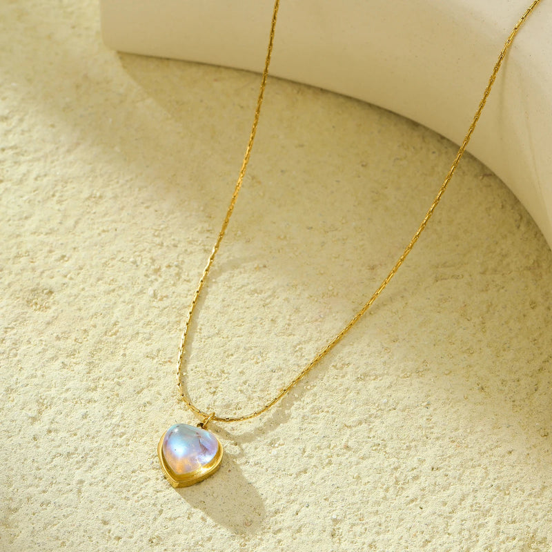 Collana con grazioso pendente a cuore in pietra di luna