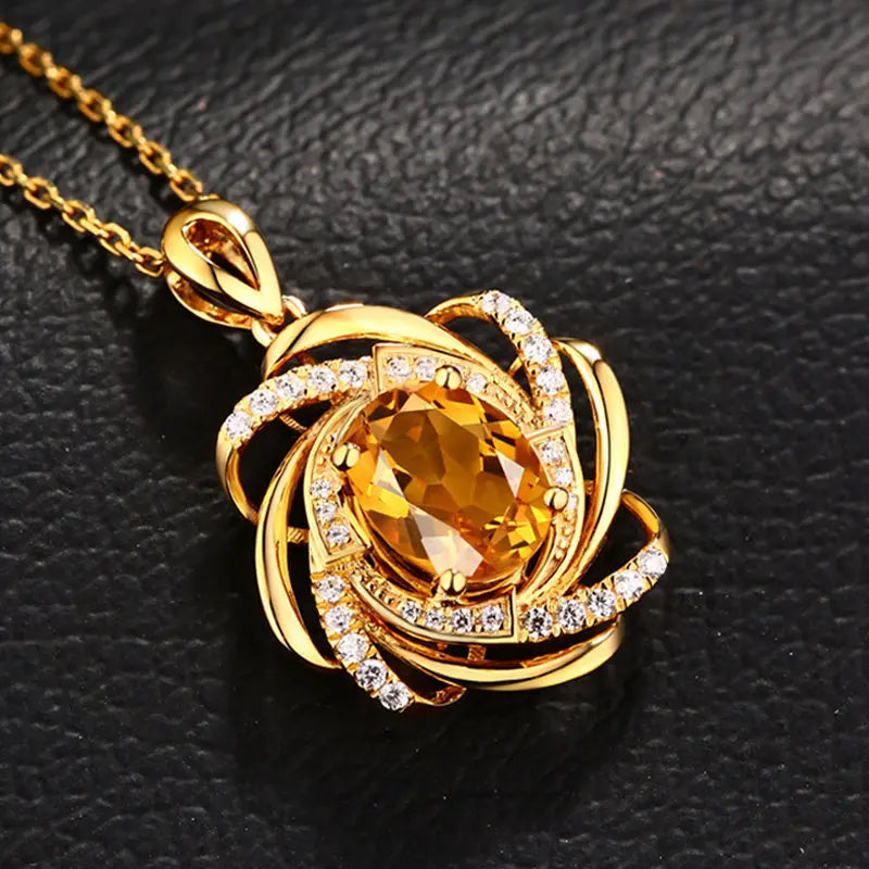 Halskette mit hübschem Blumenanhänger Perle und Zirkon gold