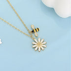 Necklace with bee pendant and daisy flower