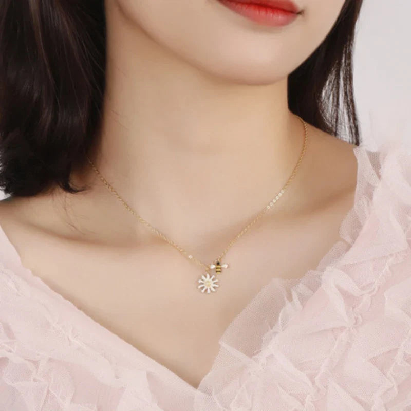 Necklace with bee pendant and daisy flower