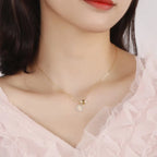Necklace with bee pendant and daisy flower