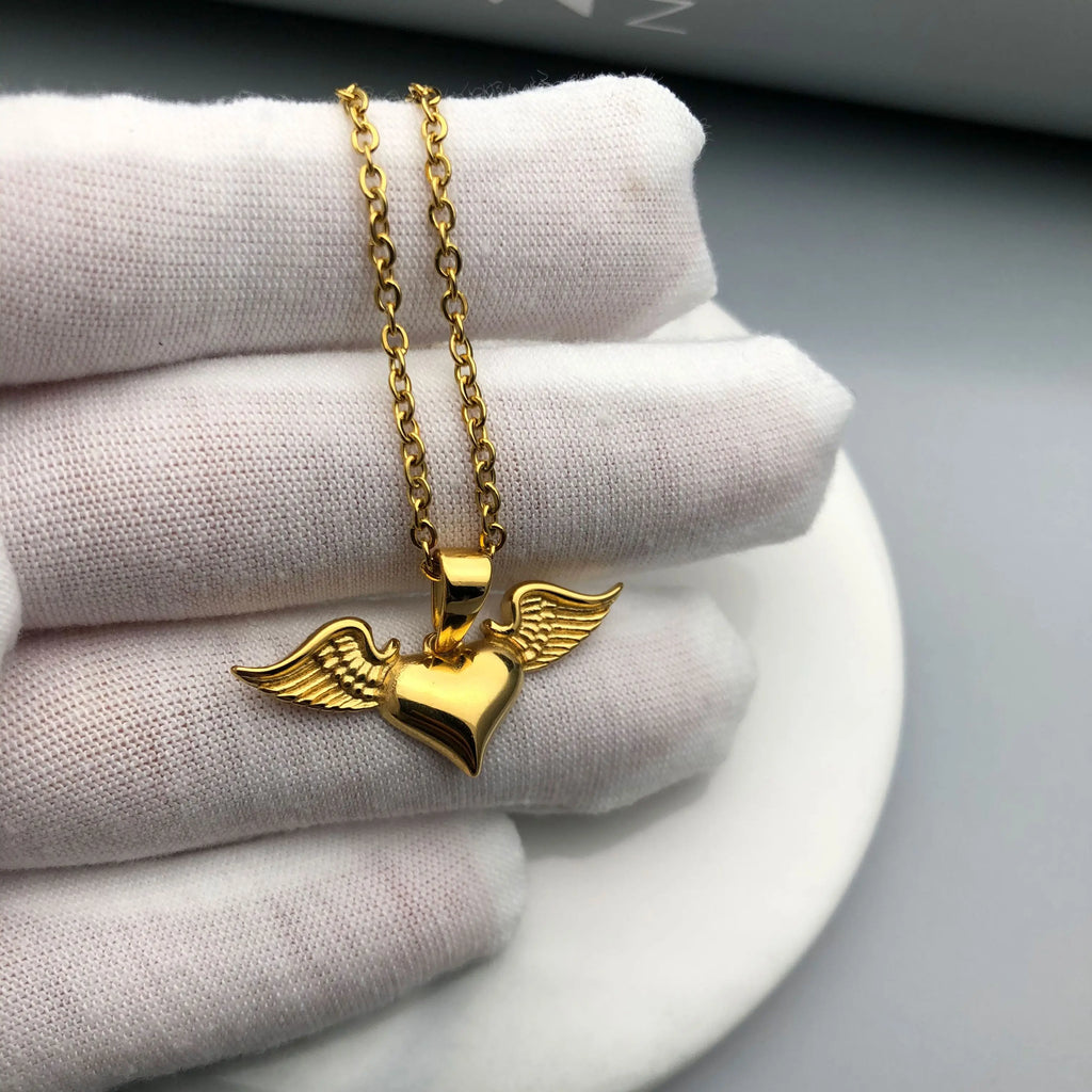 Halsband med hängsmycke med änglavingar och hjärta