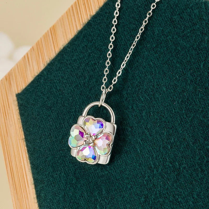 Halsband med glittrande hängsmycke i form av ett fyrklöverhänglås