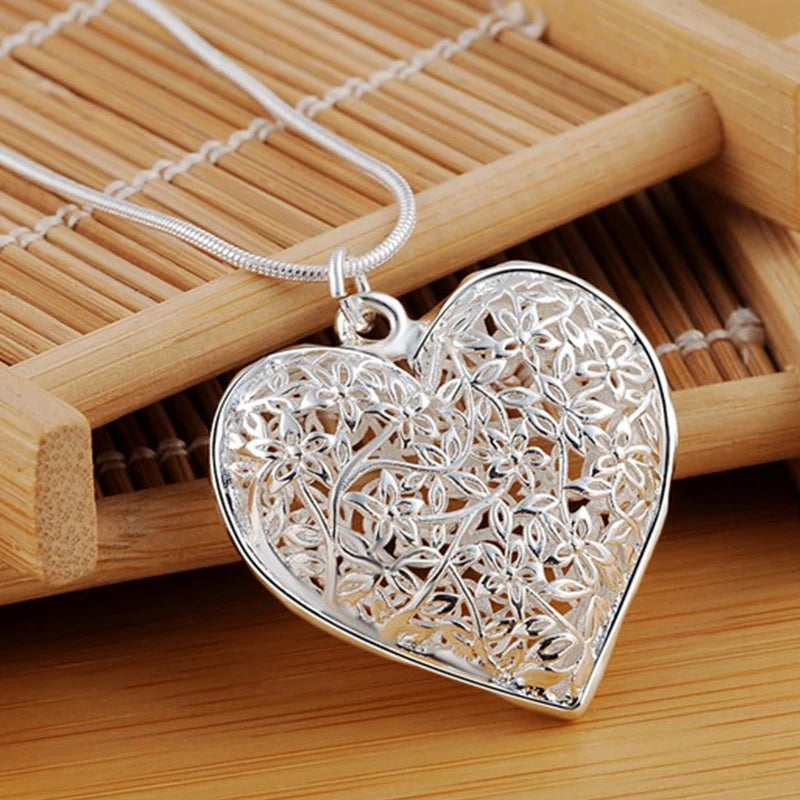 Collana con ciondolo cuore fogliame