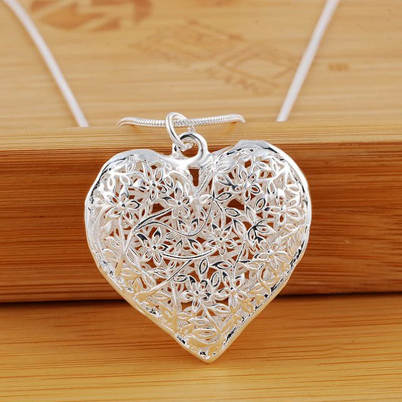 Collana con ciondolo cuore fogliame