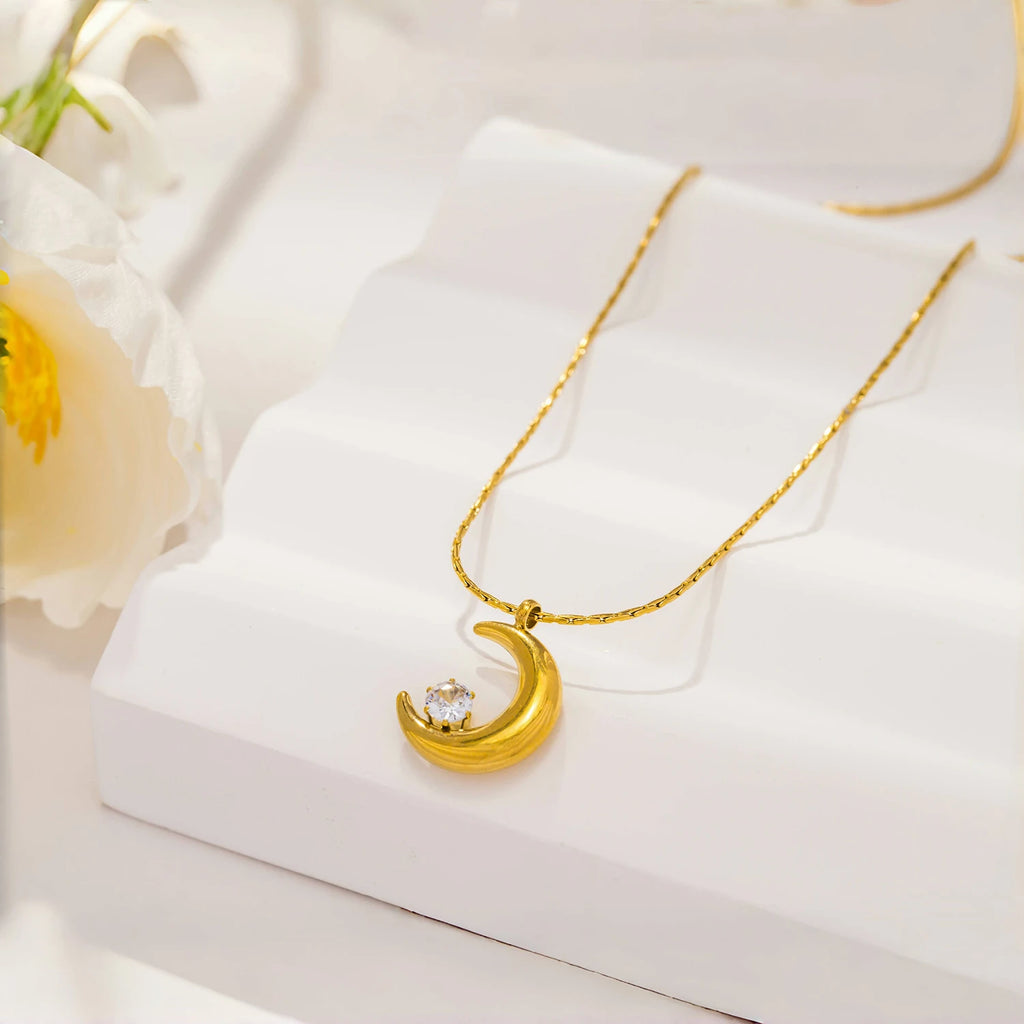 Collier avec pendentif croissant de lune et étoile solitaire couchée or