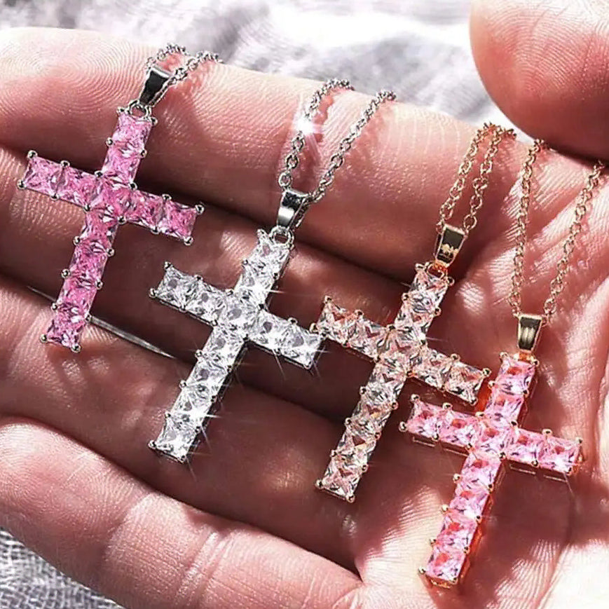 Collier avec pendentif croix cristaux carrés argent