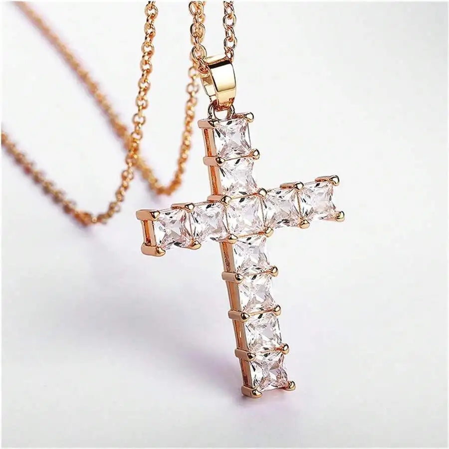 Collier avec pendentif croix cristaux carrés or