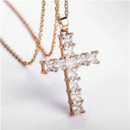 Collier avec pendentif croix cristaux carrés or
