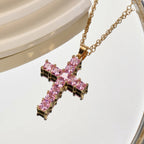 Collier avec pendentif croix cristaux carrés or et rose
