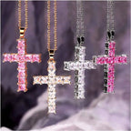 Collier avec pendentif croix cristaux carrés or