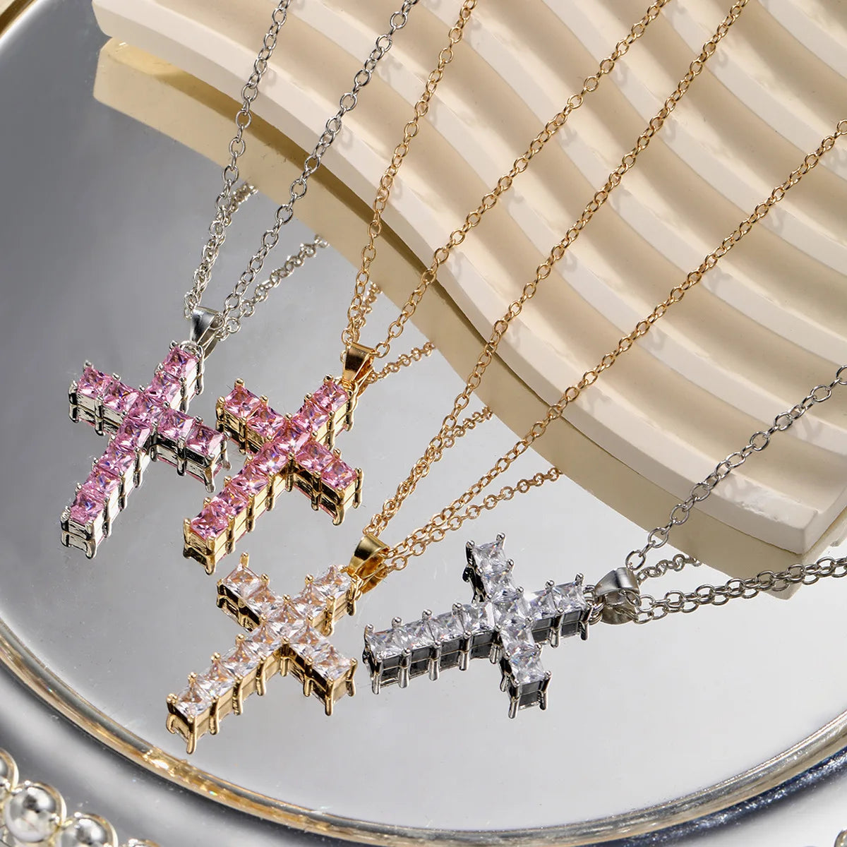 Collier avec pendentif croix cristaux carrés argent