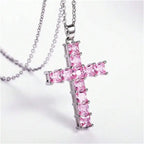 Collier avec pendentif croix cristaux carrés argent et rose