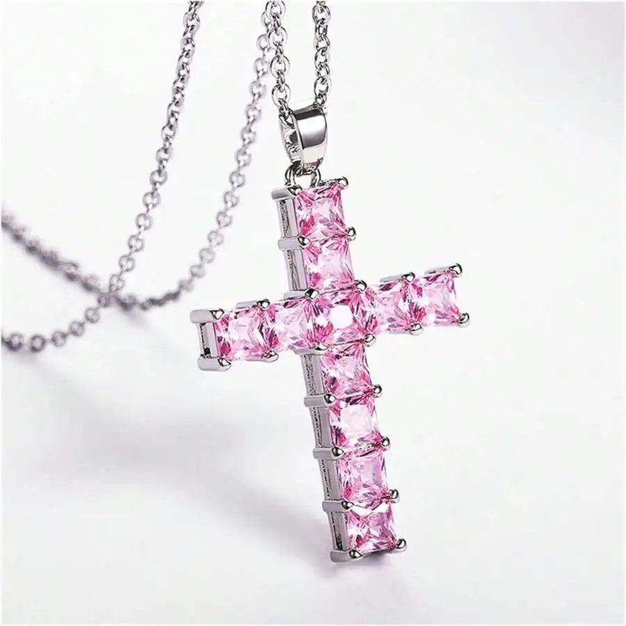 Collier avec pendentif croix cristaux carrés argent et rose