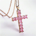 Collier avec pendentif croix cristaux carrés or er rose