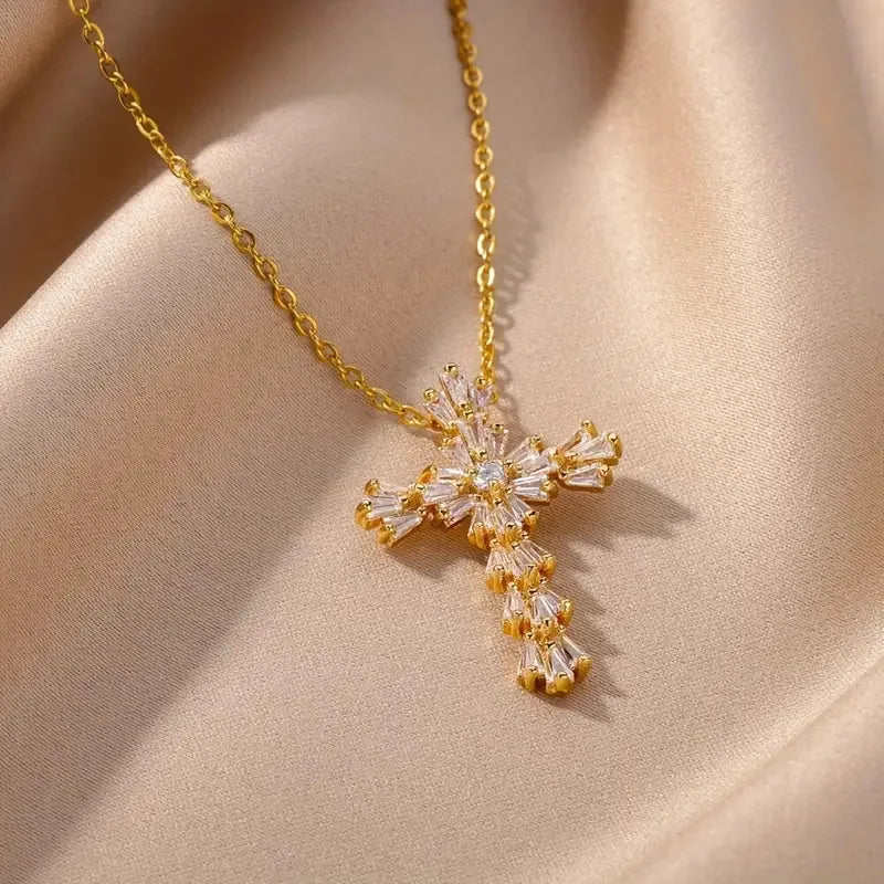 Collana con ciondolo croce cristalli oro