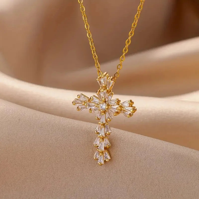 Collana con ciondolo croce cristalli oro