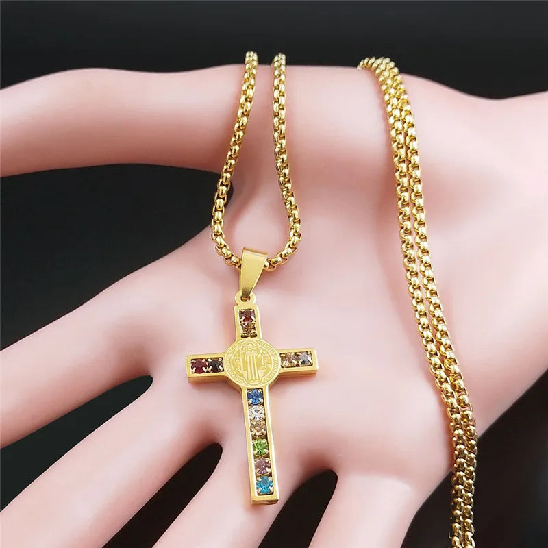 Collier avec pendentif croix de saint Benoît multicolore or