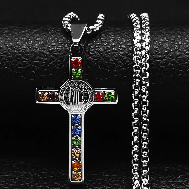 Collier avec pendentif croix de saint Benoît multicolore argent