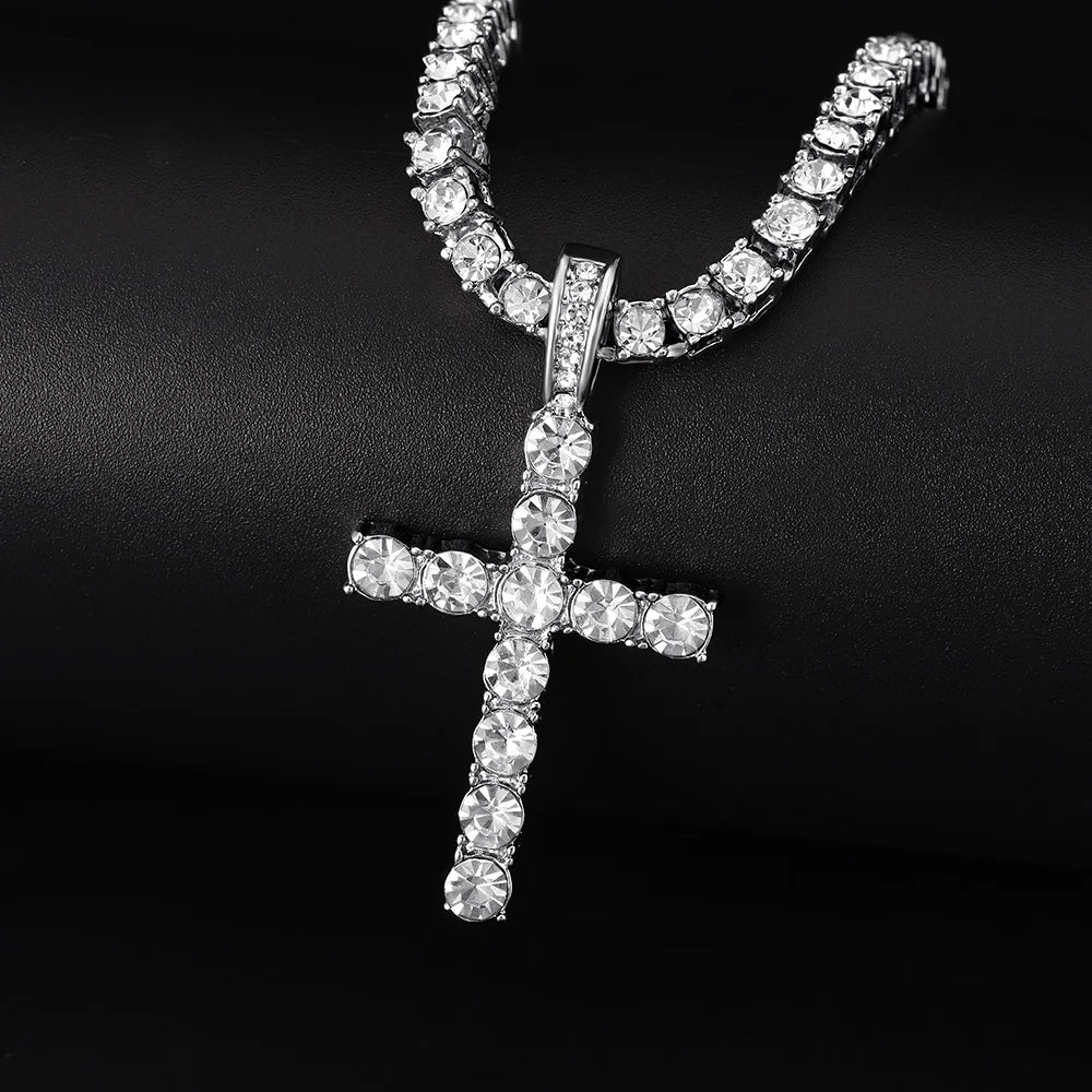 Collier avec pendentif croix éclat argenté