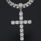 Collier avec pendentif croix éclat argenté argent