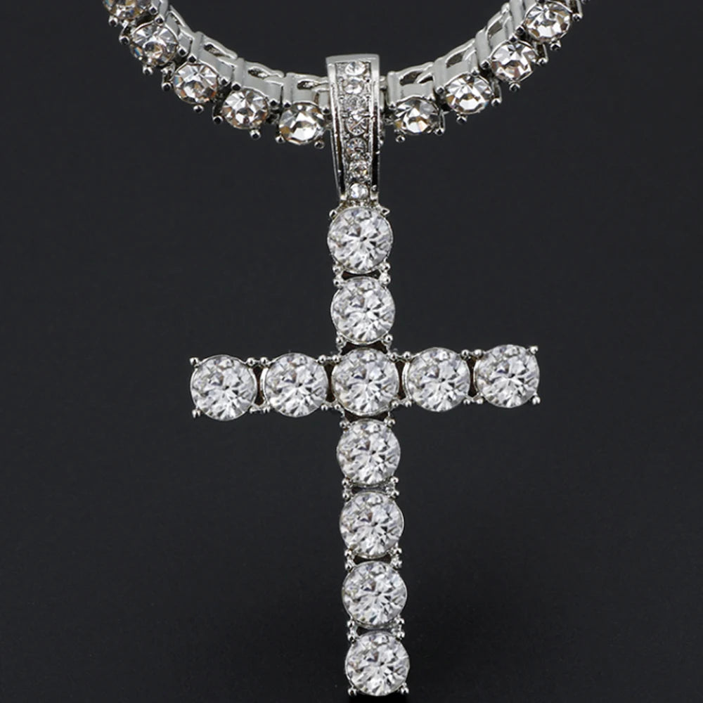 Collier avec pendentif croix éclat argenté argent