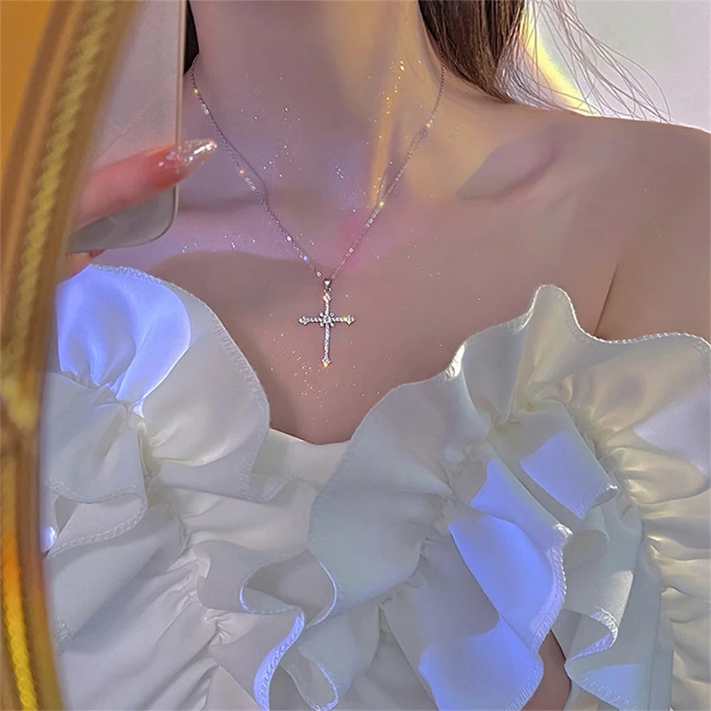 Collana con ciondolo a croce in zirconia