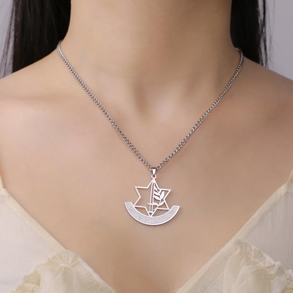 Halskette mit Anhänger des Davidsterns und symbolischer jüdischer Lilienblume in Silber