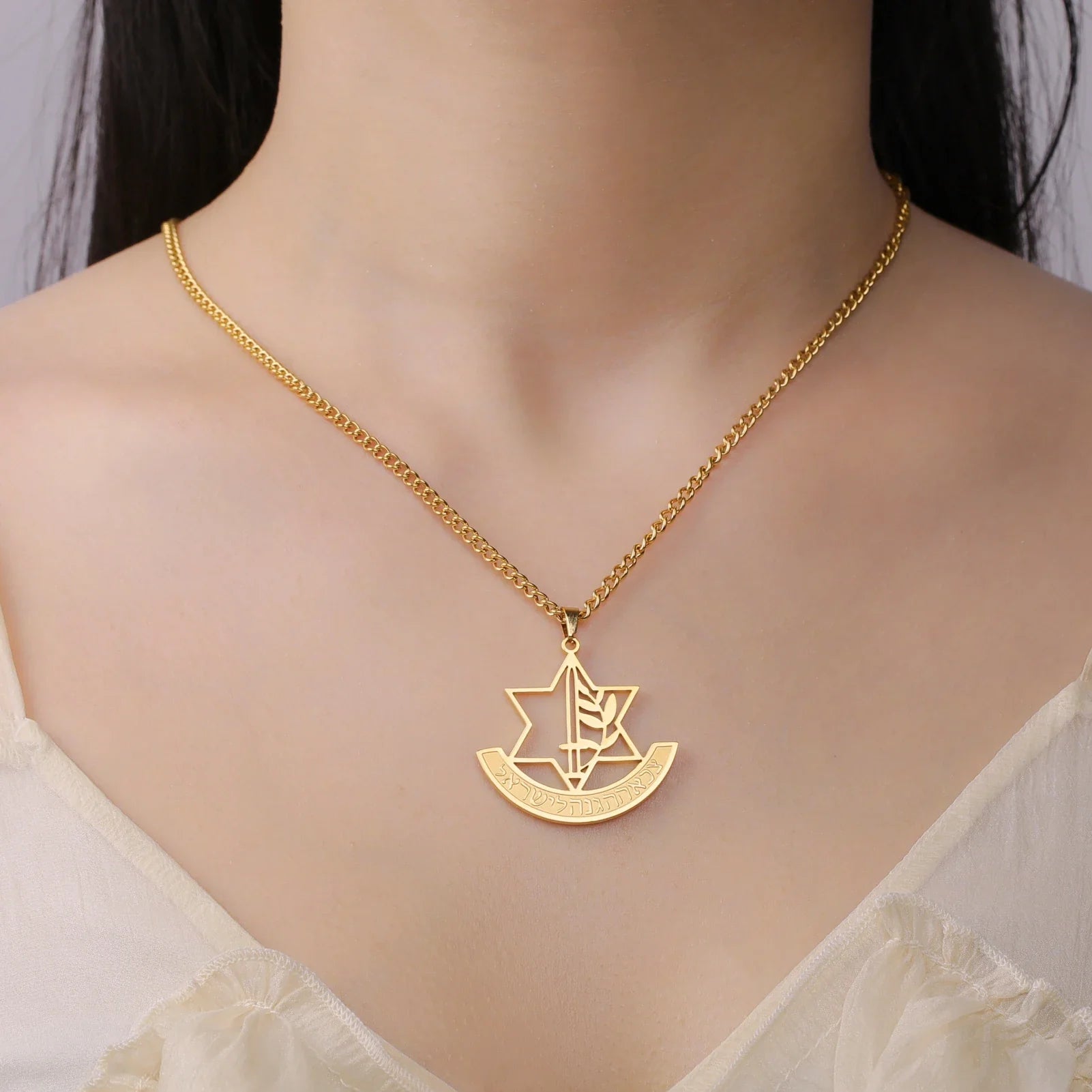 Halskette mit Anhänger des Davidsterns und symbolischer jüdischer Lilienblume in Gold