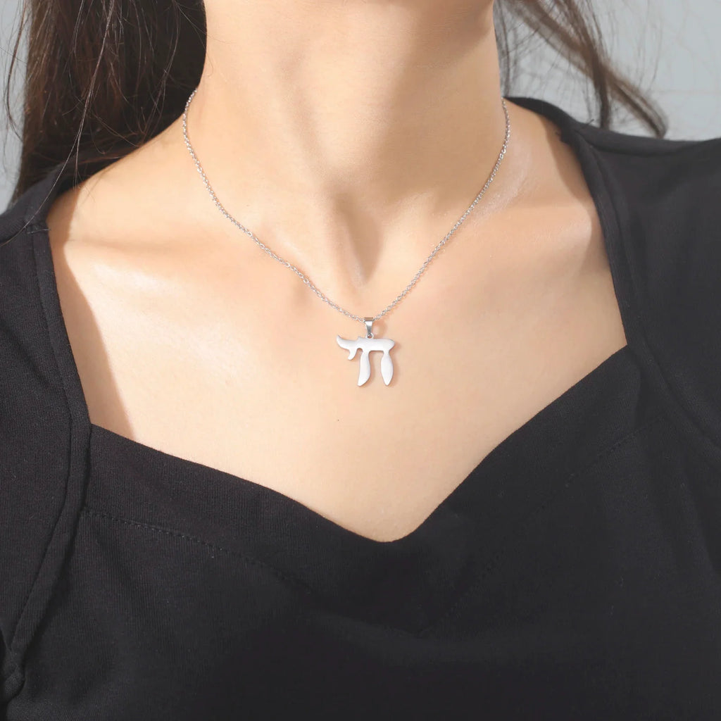 Halsband med hänge i form av den hebreiska bokstaven Chai, symbol för judiskt liv i silver