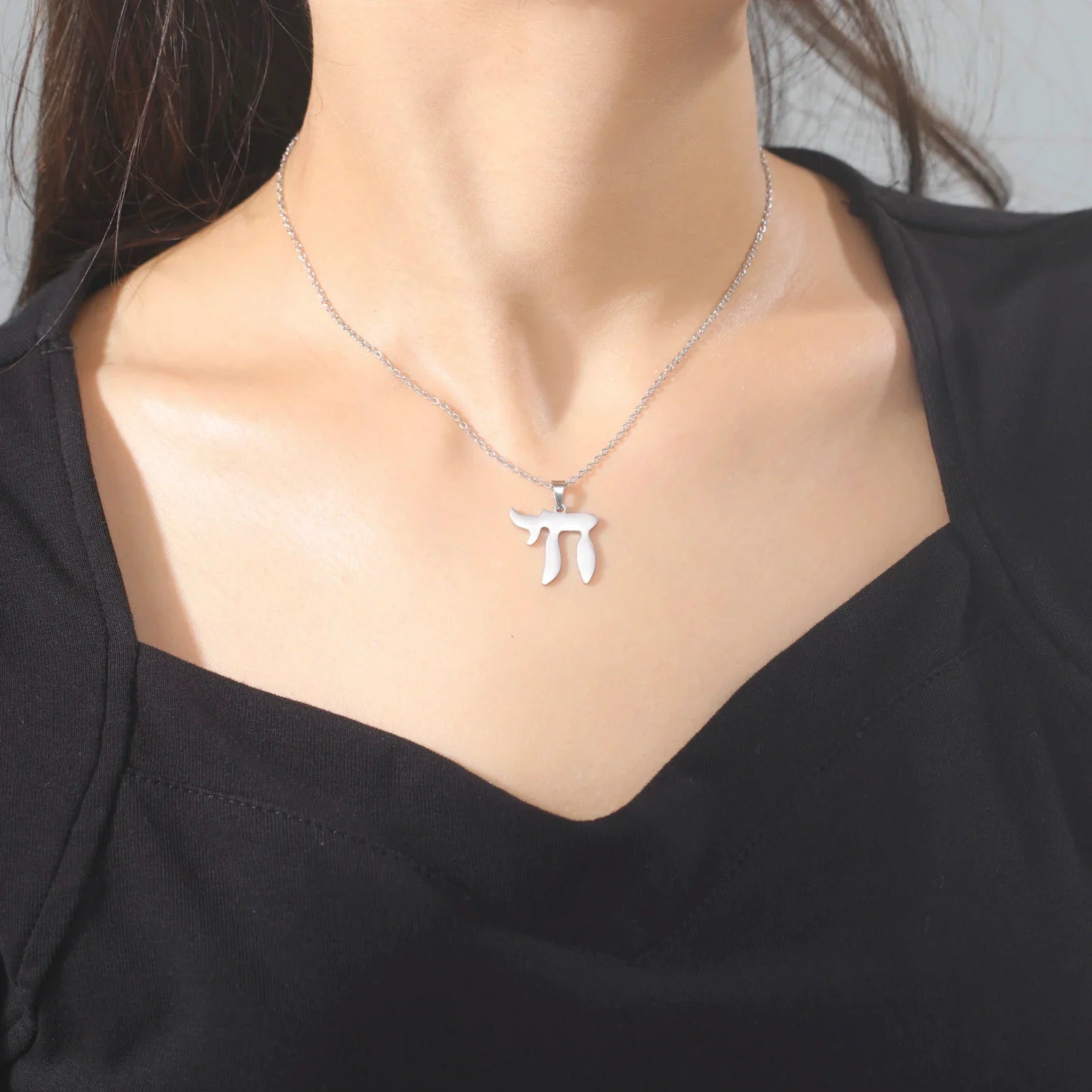 Halsband med hänge i form av den hebreiska bokstaven Chai, symbol för judiskt liv i silver