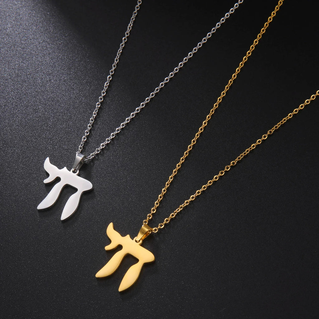 Halsband med hänge i form av den hebreiska bokstaven Chai, symbol för judiskt liv i guld