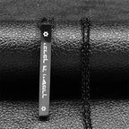 Halskette mit Mesusah-Schutzanhänger und hebräischen jüdischen Buchstaben in Schwarz